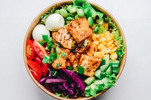Balanced meal bowl with vegetables and protein